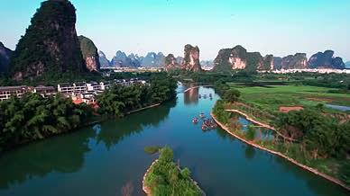 桂林山水遇龙河竹筏旅游游客打水仗航拍视频的预览图